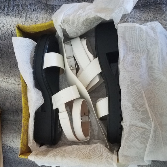 Lug sole Sandals size 10 - Picture 5 of 5